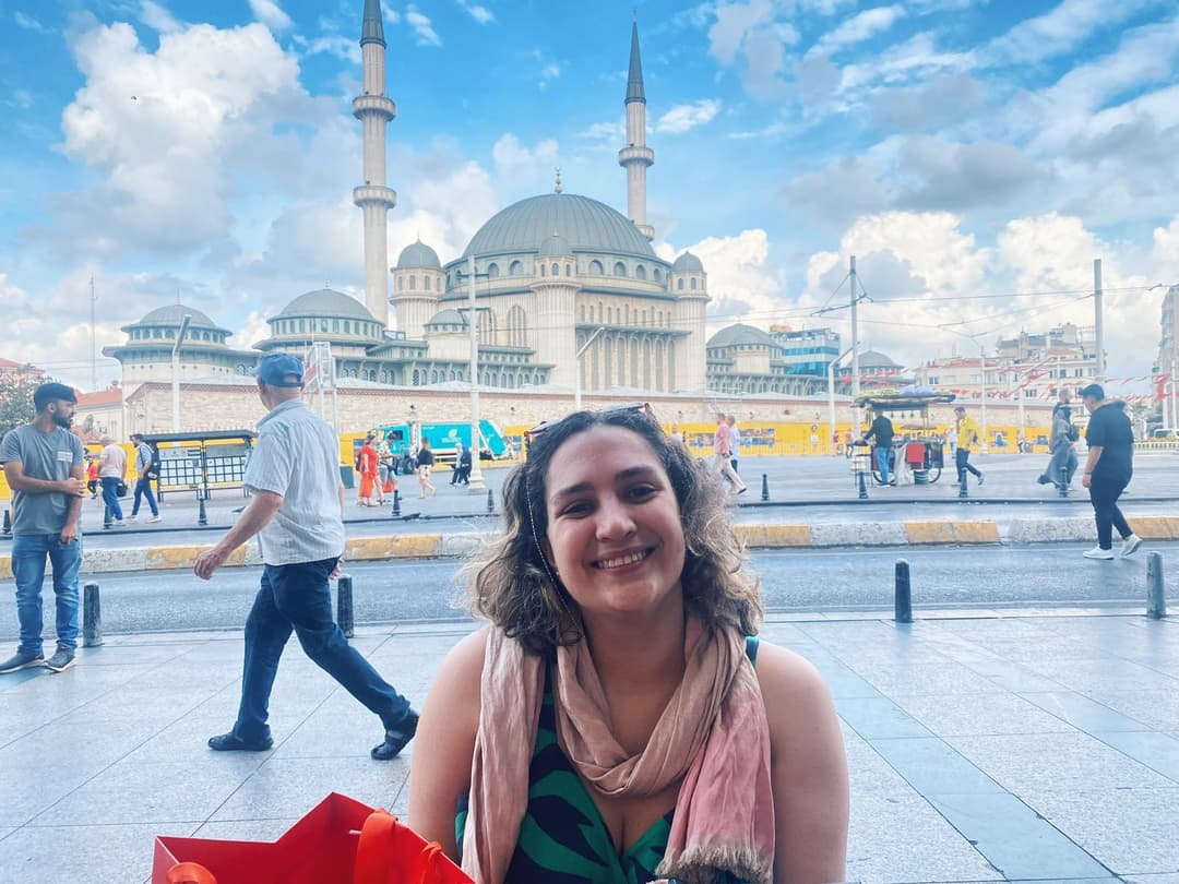 Viagem a turquia em 2023 com uma mesquita ao fundo