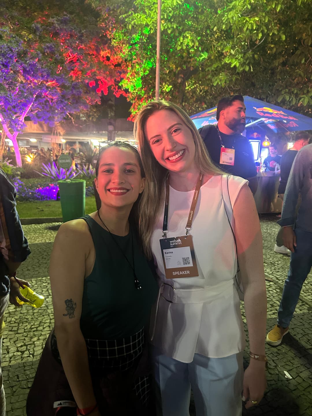 Foto no evento Web Summit com a Nina Tronkos em 2025